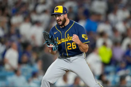 Bullpen 'brotherhood' helps Brewers thrive
